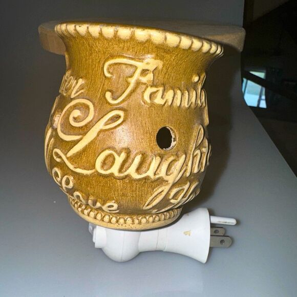 SCENTSY WAX WARMER PLUG IN - Picture 1 of 4